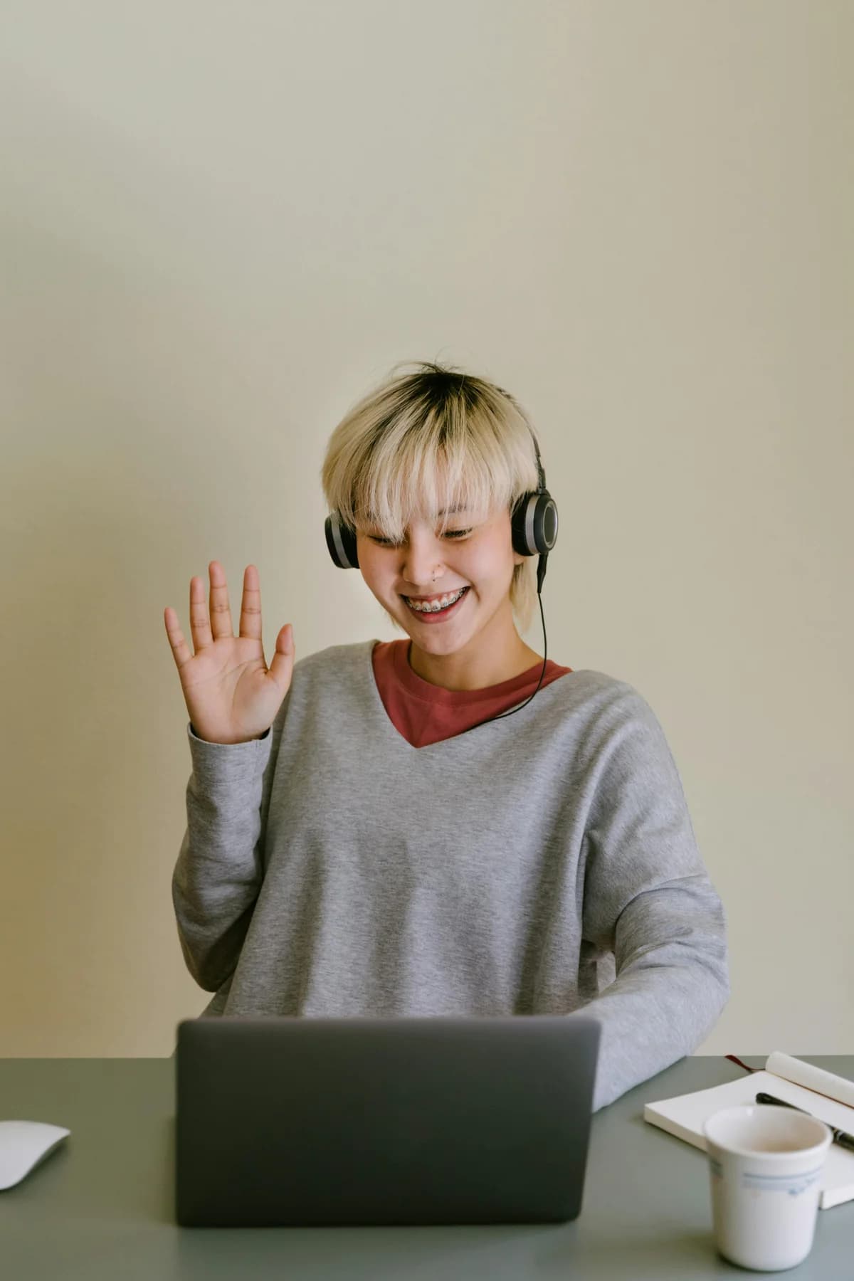 Viewer with headphones waving at the screen - choosing an audio language in a dcast live stream